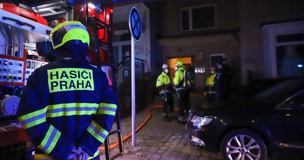 Ve sklepě domu v Braníku hořelo (26. 2. 2021).