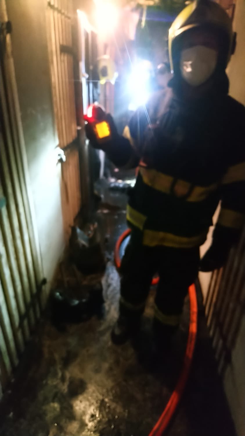 Ve sklepě domu v Braníku hořelo (26. 2. 2021).