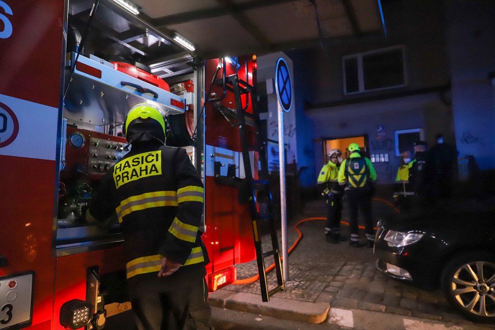 Ve sklepě domu v Braníku hořelo (26. 2. 2021).