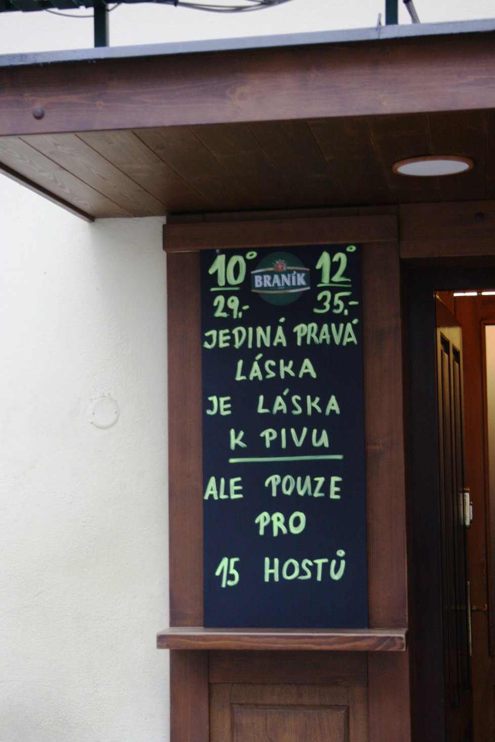 Restaurace Branická Formanka ve Vodičkově ulici v centru Prahy otevřela 3. prosince 2020 po uvolnění opatření v osm ráno.