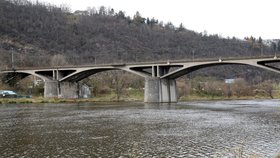 Opravy Branického mostu komplikují dopravu: Kolony ve Strakonické!