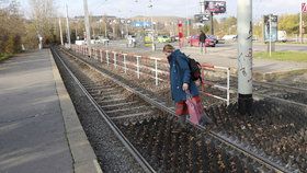 Gumové bodáky na Braníku mají bránit v přecházení kolejí: Lidé je přesto ignorují