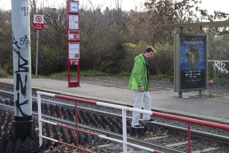 Gumové pražce lidi od přecházení neodrazují.