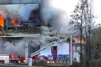 Mohutný požár haly v Braníku: Hasili ji 13 hodin, škoda šplhá k 10 milionům