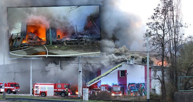 Mohutný požár haly v Braníku: Hasili ji 13 hodin, škoda šplhá k 10 milionům