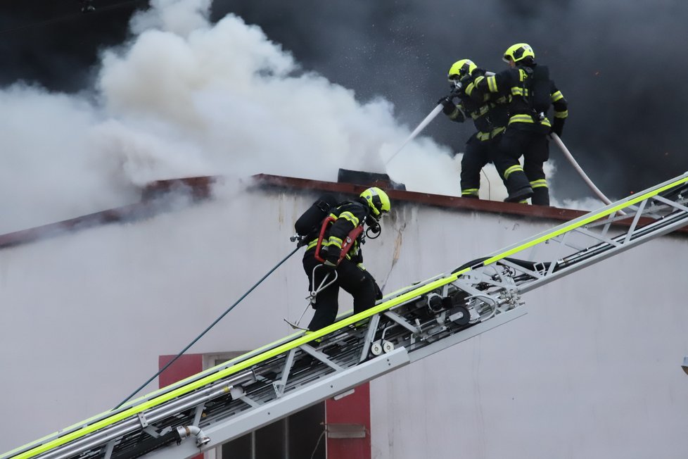 Požár haly v pražském Braníku (12. 4. 2021)