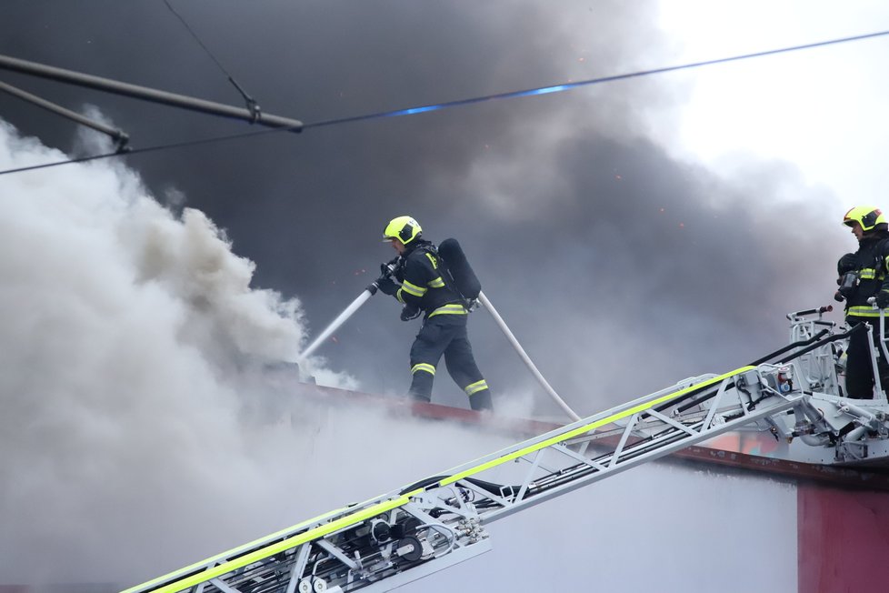 Požár haly v pražském Braníku (12. 4. 2021)
