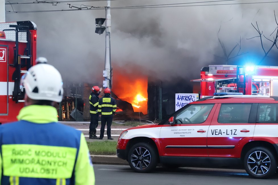 Požár haly v pražském Braníku (12. 4. 2021)