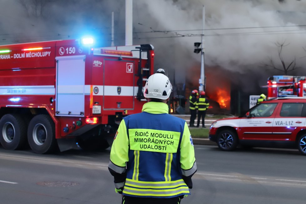 Požár haly v pražském Braníku. (12. 4. 2021)