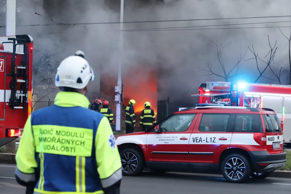 Požár haly v pražském Braníku (12. 4. 2021)