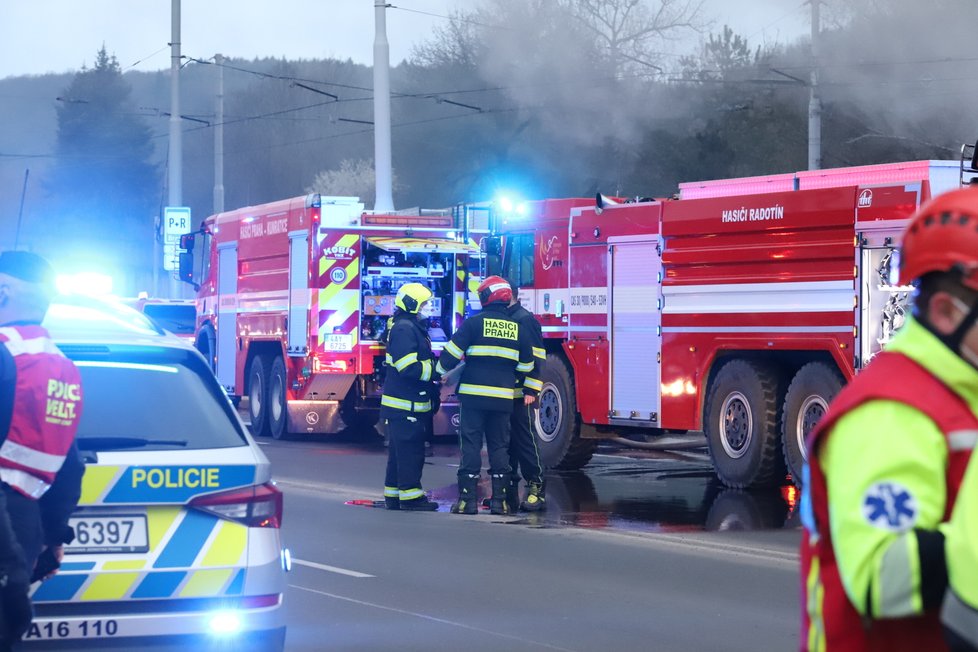 Požár haly v pražském Braníku (12. 4. 2021)