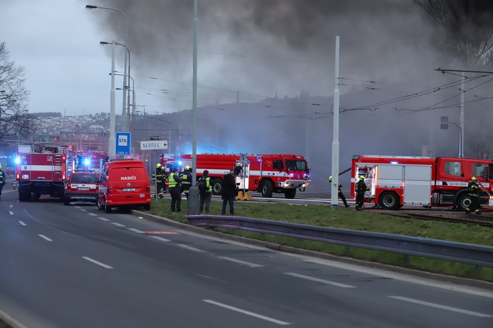 Požár haly v pražském Braníku (12. 4. 2021)