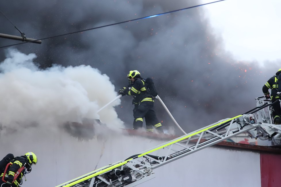 Požár haly v pražském Braníku (12. 4. 2021)