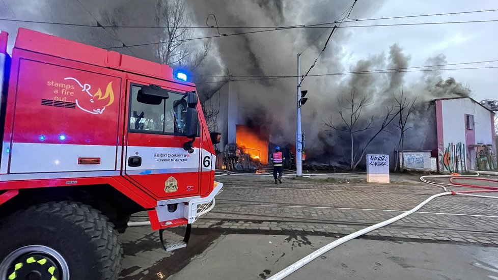 Požár haly v pražském Braníku (12. 4. 2021)