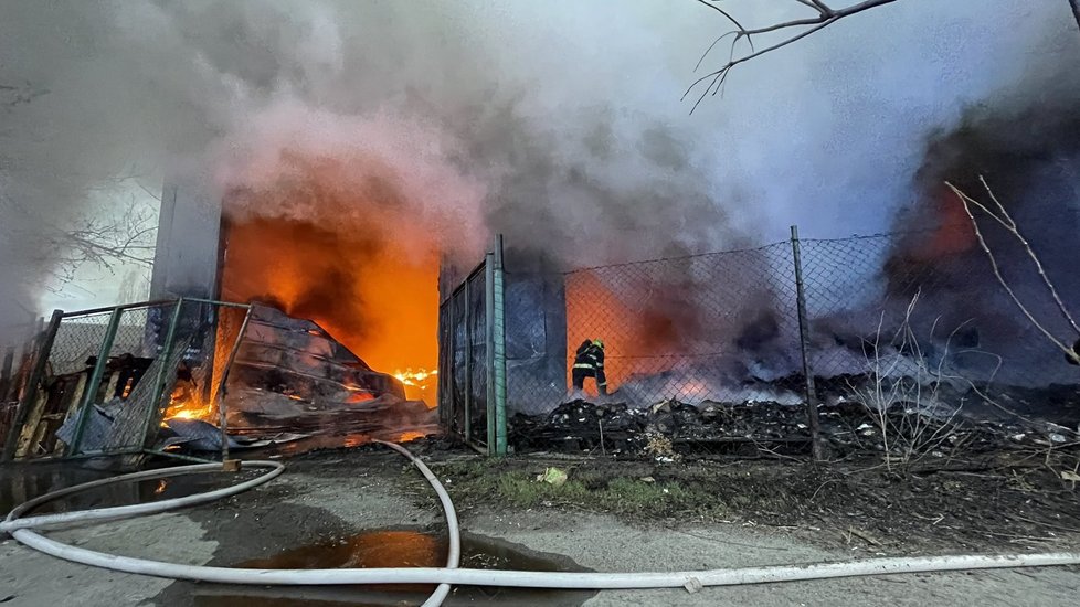 Požár haly v pražském Braníku (12. 4. 2021)