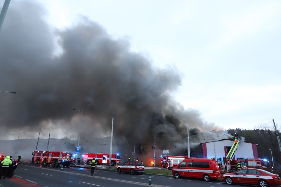 Požár haly v pražském Braníku (12. 4. 2021)