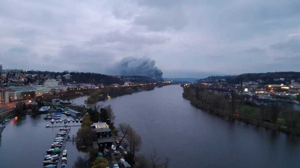 Takto byl vidět požár haly v pražském Braníku z Vyšehradu (12. 4. 2021).