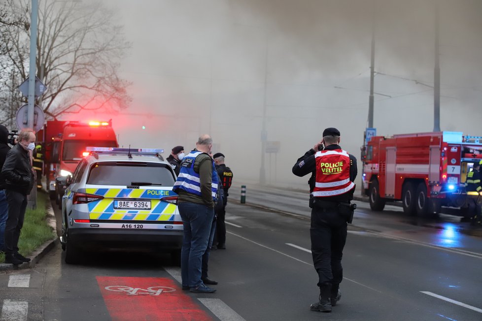 Požár haly v pražském Braníku (12. 4. 2021)