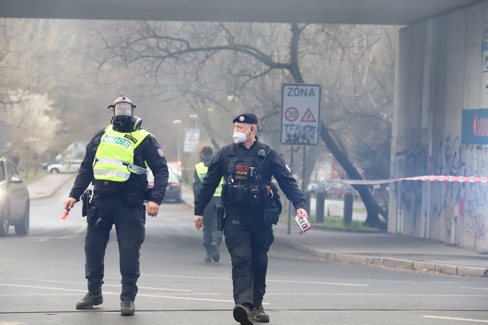 Požár haly v pražském Braníku (12. 4. 2021)