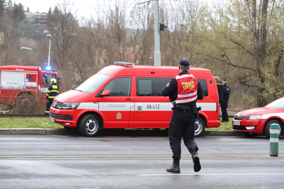 Požár haly v pražském Braníku (12. 4. 2021)