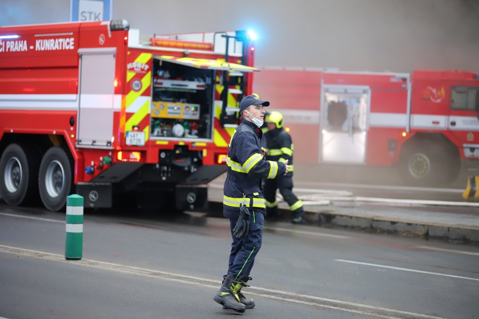 Požár haly v pražském Braníku (12. 4. 2021)