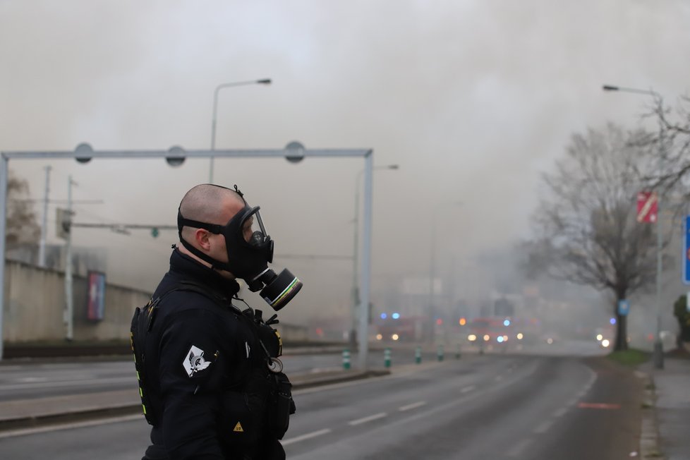 Požár haly v pražském Braníku (12. 4. 2021)