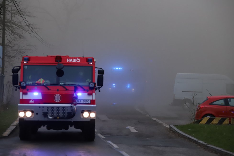 Požár haly v pražském Braníku (12. 4. 2021)