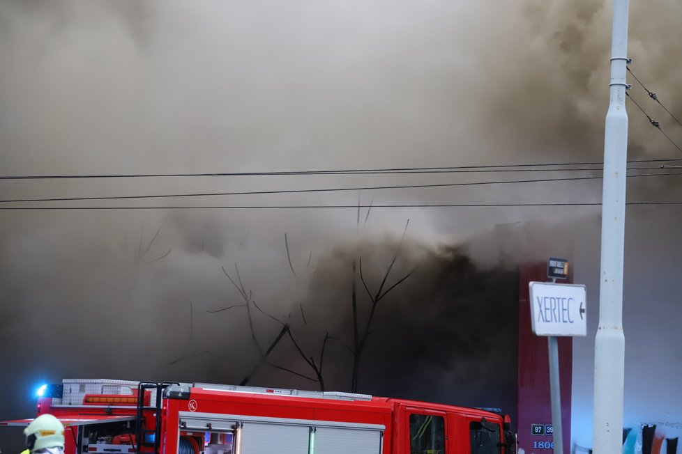 Požár haly v pražském Braníku (12. 4. 2021)