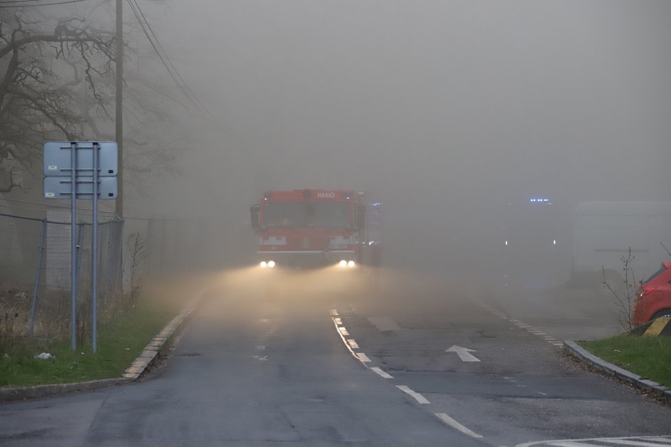 Požár haly v pražském Braníku (12. 4. 2021)