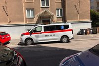 Vandal propíchal kola sanitkám! Štvalo ho, že nemá kde parkovat?
