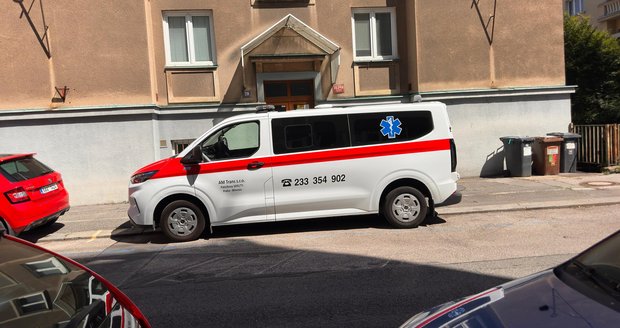 Sanitky parkující v ulici Nad Kajetánkou v Praze 6