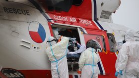 Pacienty ve vážném stavu přepravil z Brna do Prahy vrtulník. (25. listopadu 2021)