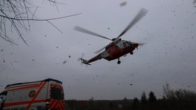 Pacienty ve vážném stavu přepravil z Brna do Prahy vrtulník (25. listopadu 2021).