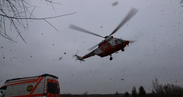 Holčička (5) spadla na Silvestra z balkónu: Letěl pro ní vrtulník! 