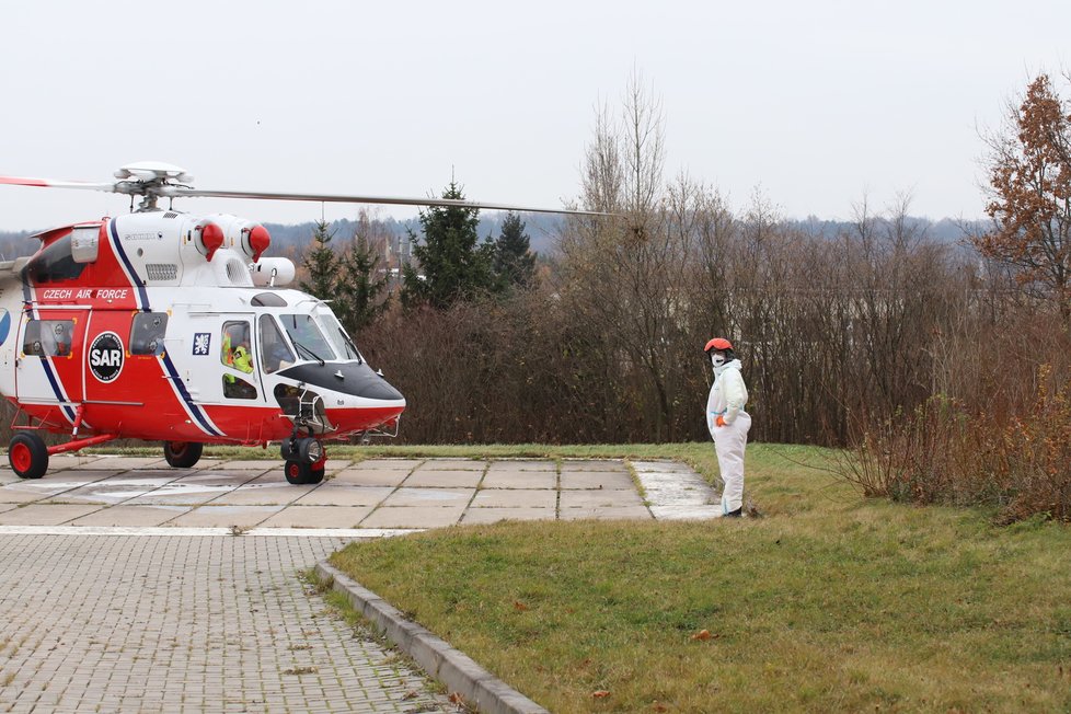 Pacienty ve vážném stavu přepravil z Brna do Prahy vrtulník. (25. listopadu 2021)