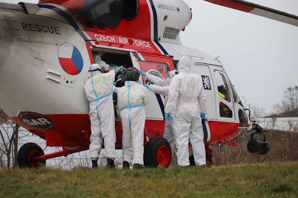 Pacienty ve vážném stavu přepravil z Brna do Prahy vrtulník (25. listopadu 2021).