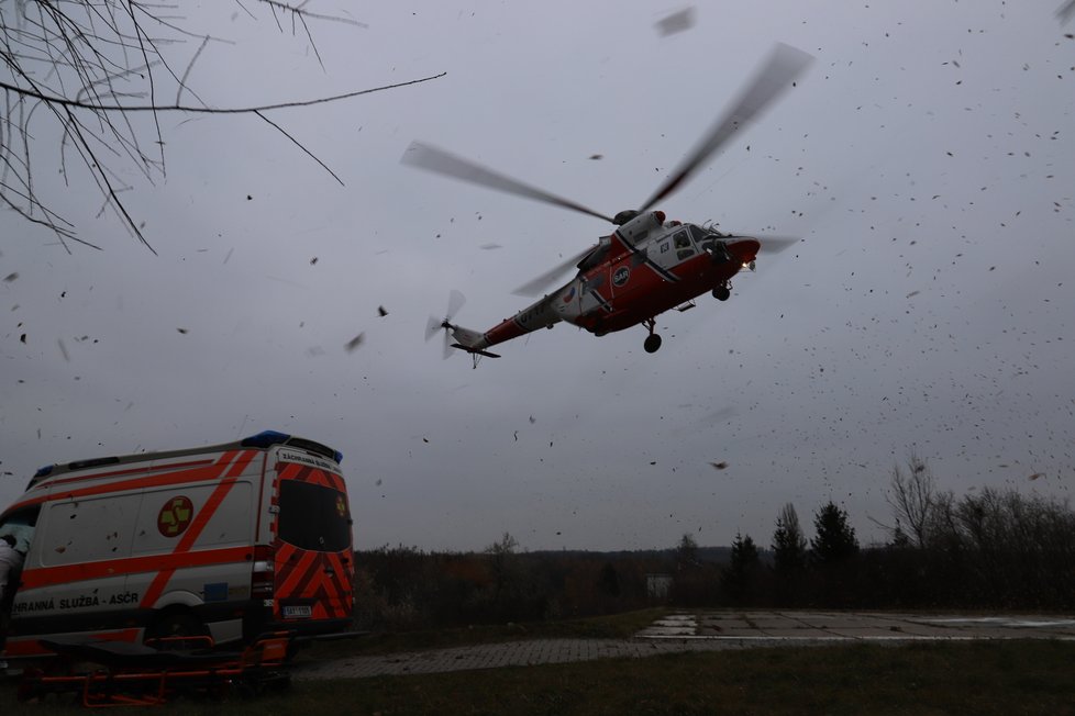 Pacienty ve vážném stavu přepravil z Brna do Prahy vrtulník (25. listopadu 2021).