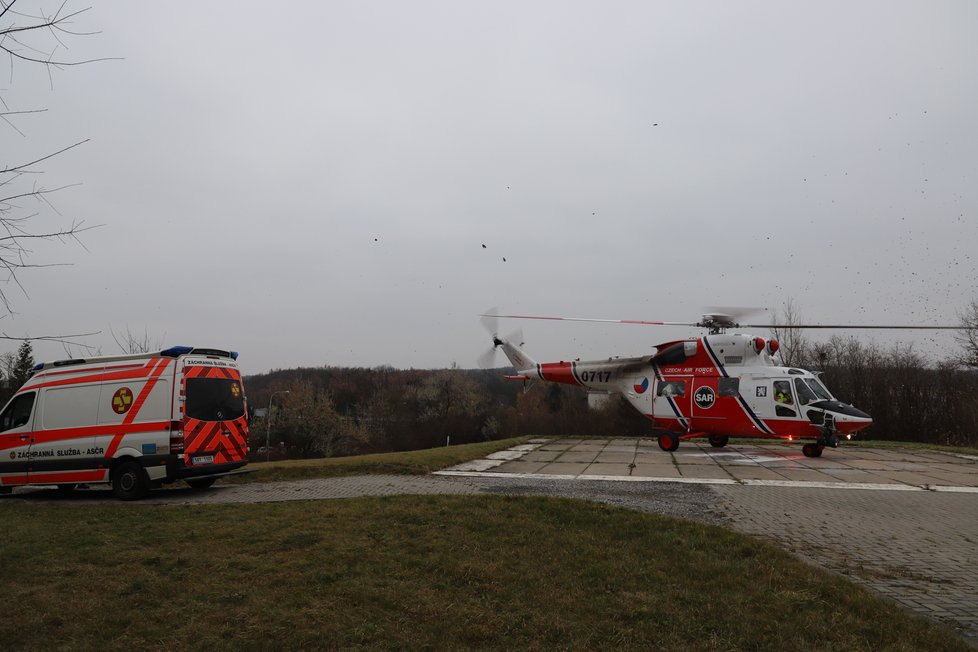 Pacienty ve vážném stavu přepravil z Brna do Prahy vrtulník. (25. listopadu 2021)