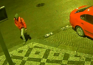 Lupič se v Bubenečské ulici pokusil oloupit ženu.