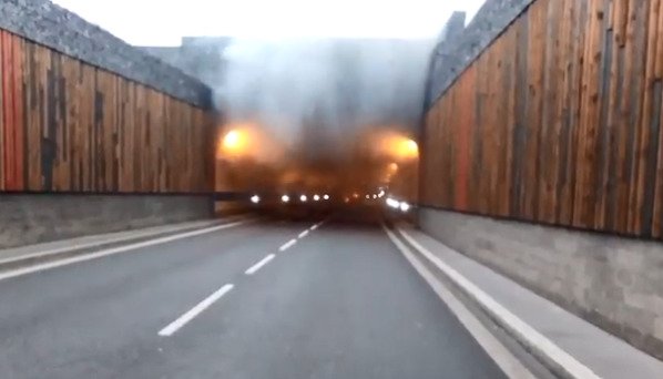 Požár policejního auta v Bubenečském tunelu, 20. prosince 2020.