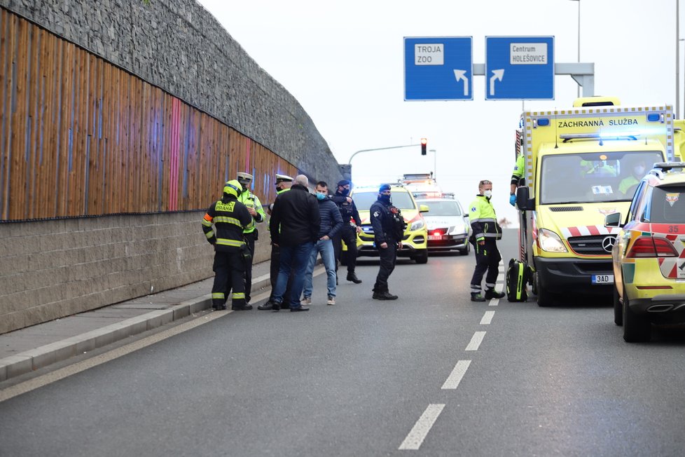 Nehoda policejního auta v Bubenečském tunelu (20. prosince 2020).