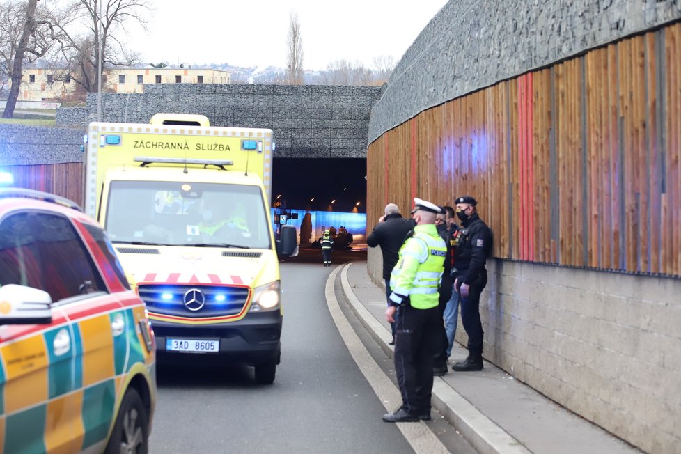 Nehoda policejního auta v Bubenečském tunelu (20. prosince 2020).