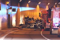 Šílená nehoda policie v tunelu Blanka! Auto skončilo na střeše a začalo hořet, tři zranění policisté