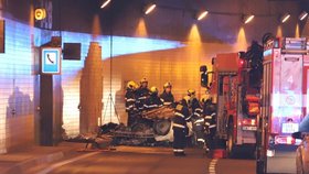 Šílená nehoda policie v tunelu Blanka! Auto skončilo na střeše a začalo hořet, tři zranění policisté