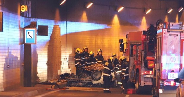 Šílená nehoda policie v tunelu Blanka! Auto skončilo na střeše a začalo hořet, tři zranění policisté