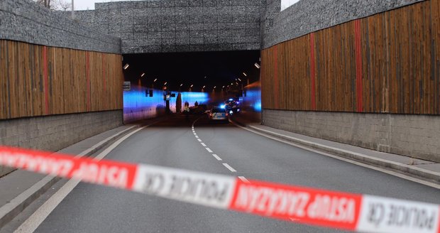 Nehoda v Bubenečském tunelu (20. prosince 2020).