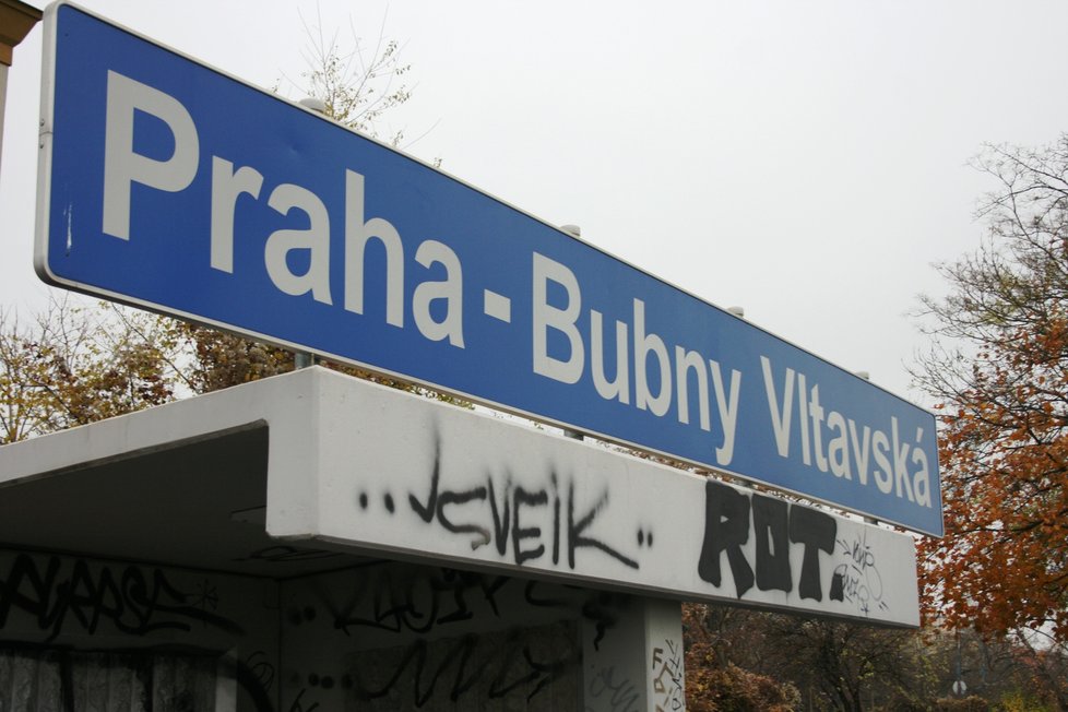 Železniční zastávka Praha-Bubny. (15. listopadu 2021)