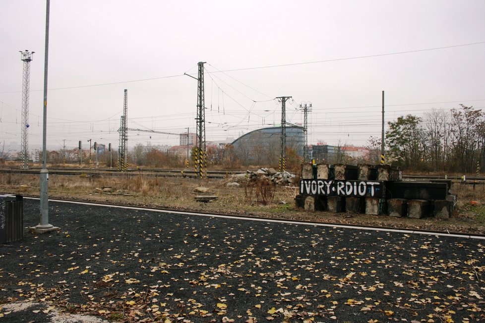 Železniční zastávka Praha-Bubny. (15. listopadu 2021)