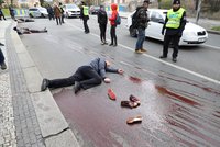 Těla, krev a ruce svázané za zády: Aktivisté před ruskou ambasádou v Praze připomněli masakr v Buče