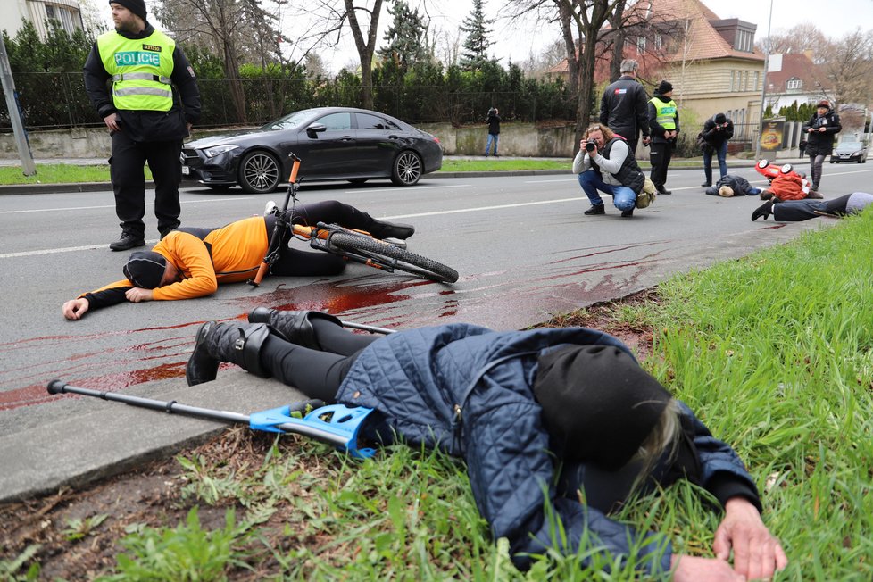 Před ruskou ambasádou ležela těla na připomínku masakru civilistů v Buči. (9. dubna 2022)